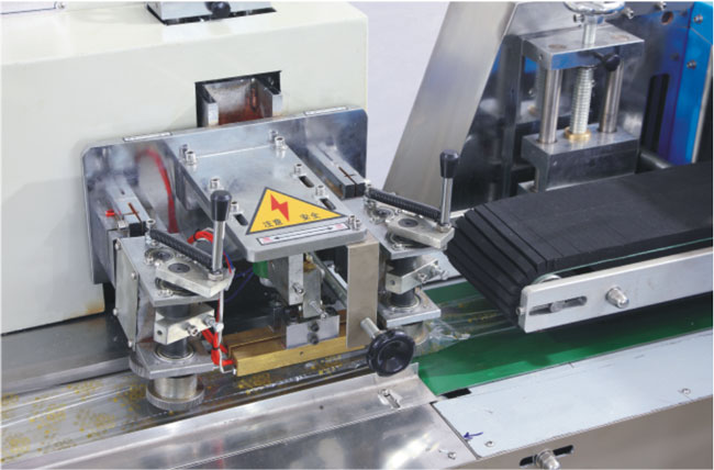 KD-260下走紙自動枕式包裝機細(xì)節(jié)圖